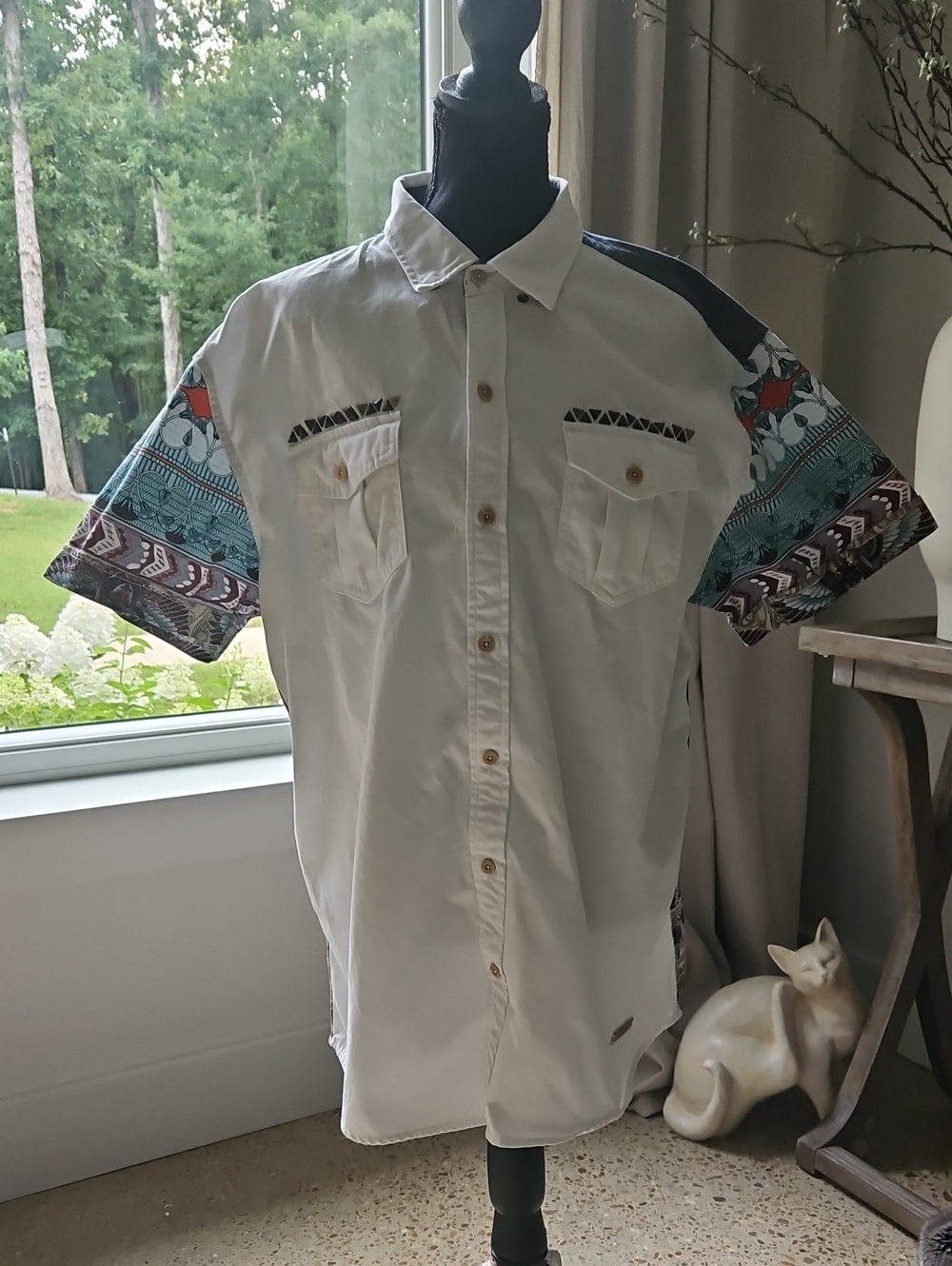 Akoo White Short Sleeve Button-Down with Aztec Accent Sleeves. Size XL